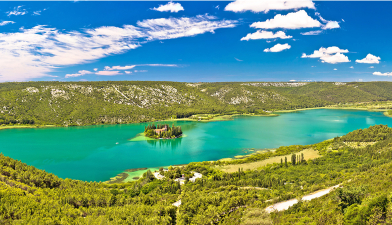 Visovačko jezero na rijeci Krki i samostan.