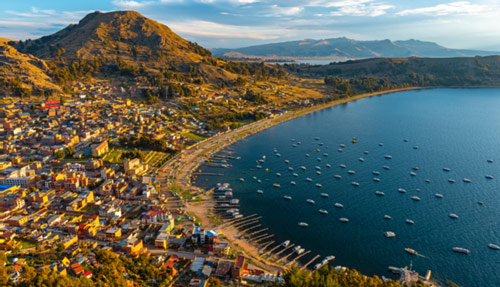 Velika uvala s pješčanom plažom. U moru su brojna plovila,a grad uz more je velik i prostire se i na okolnim brežuljcima