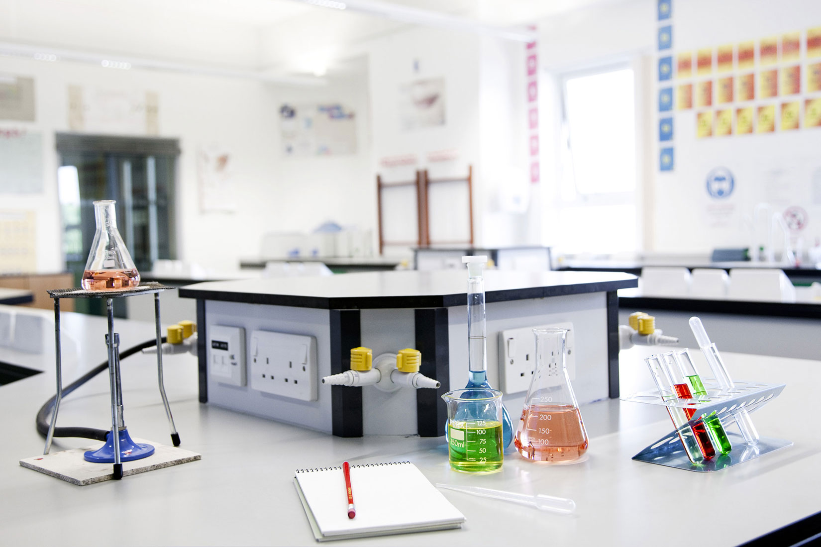 Fotografija prikazuje što sve nalazimo u kemijskom laboratoriju