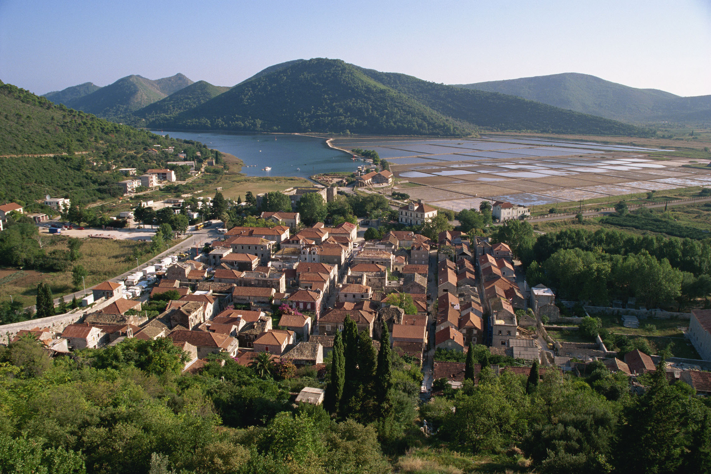Fotografija prikazuje panoramu grada Stona. Bazeni u stonskoj solani, najstarijoj u svijetu koja je još u funkciji.