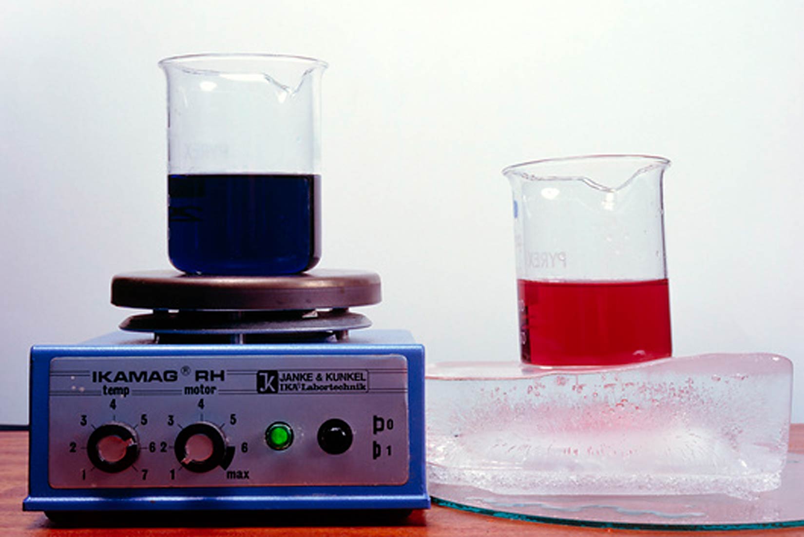 Promjena ravnoteže u otopinama \(\ce{[Co(H2O)6]Cl2}\) pri zagrijavanju (lijevo) i hlađenju (desno).