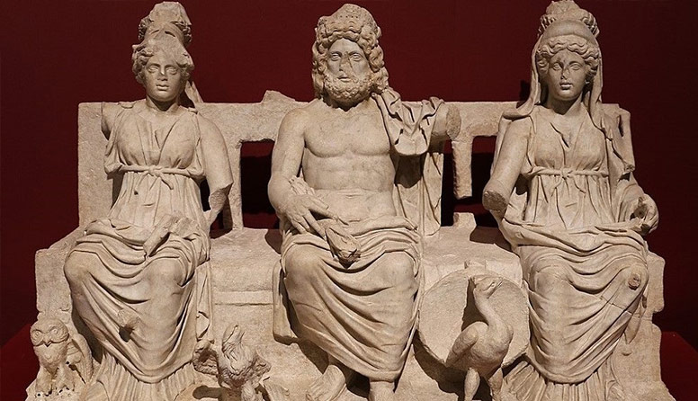 Bogovi kapitolijskoga trojstva izrađeni u kamenu. U sredini je bog Jupiter, a uz njega su božice Junona i Minerva.