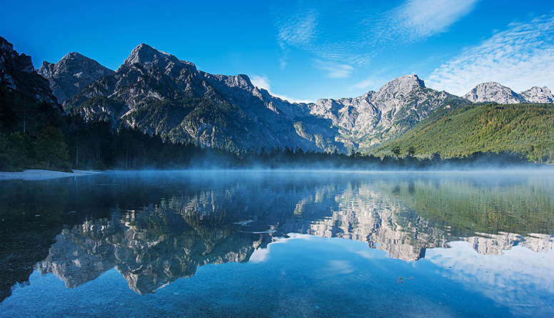 Prikazana je planina i jezero. Na površini jezera je odraz planine.