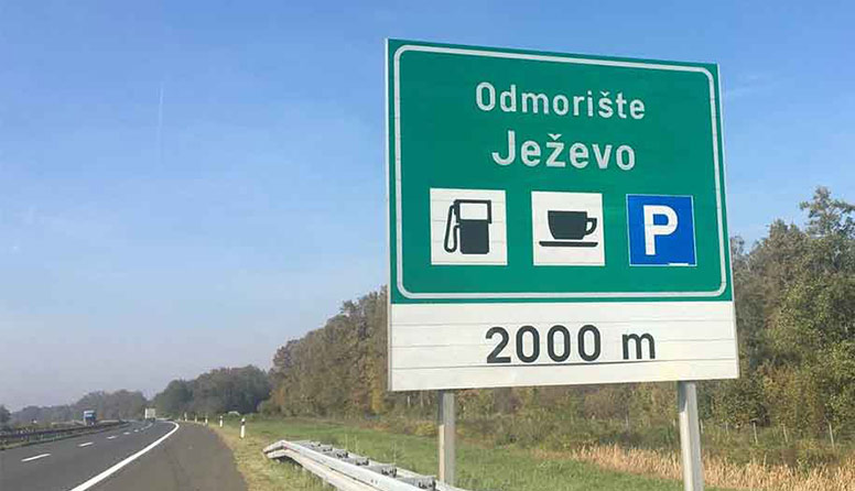 Prometni znak s prikazom usluga dostupnih na sljedećem odmorištu.