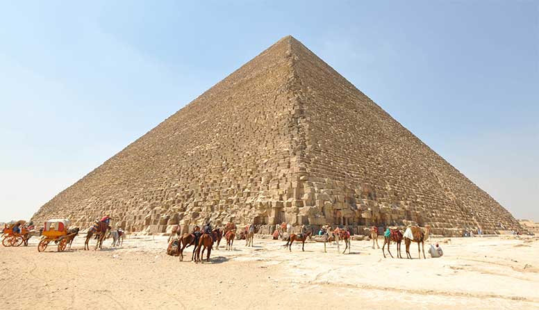 Turisti ispred Keopsove piramide