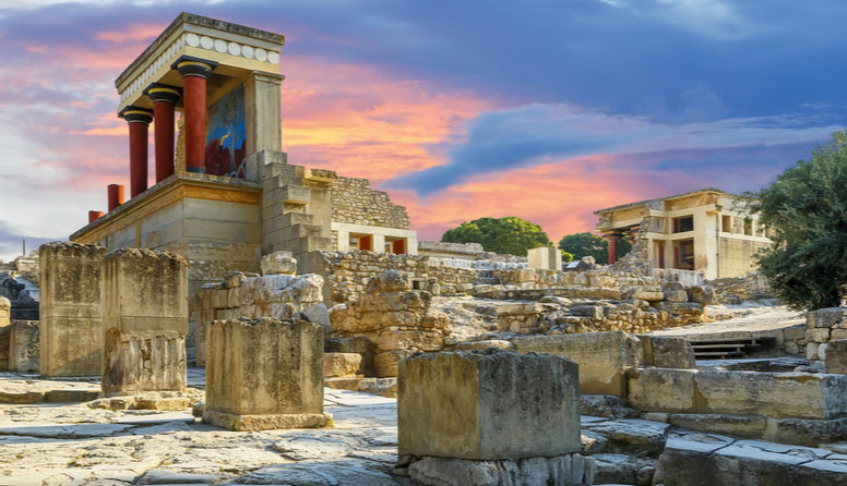 Kreta. Vide se ostaci hrama i zidova nekih priključnih objekata te ostaci stupova. 
