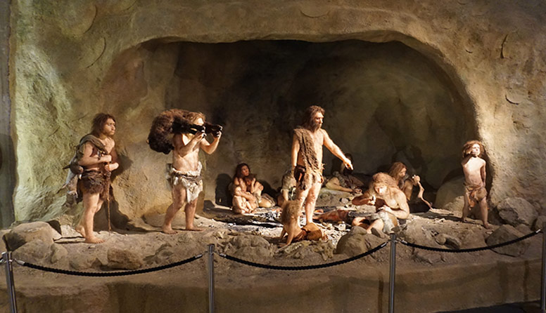Izgled staništa krapinskog neandertalca prikazuju prostor pećine u kojoj je živio. Unutar pećine je otvoreno ložište.