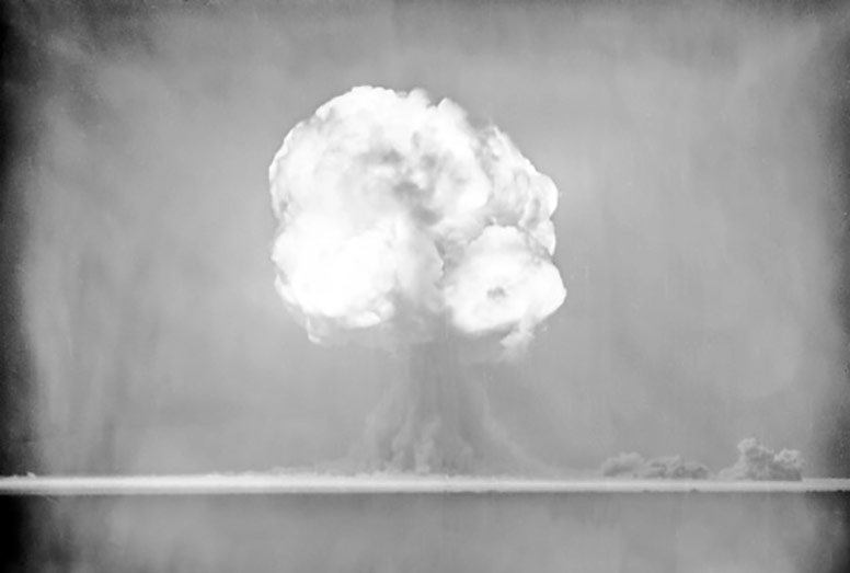 Testiranje Trinity, 7 sekundi nakon eksplozije. Crno-bijela fotografija. Prikazan je oblak dima.
