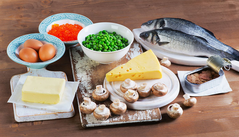 Fotografija prikazujeribu, jaja, ikru, grašak, sir, maslac, sardine, gljive.