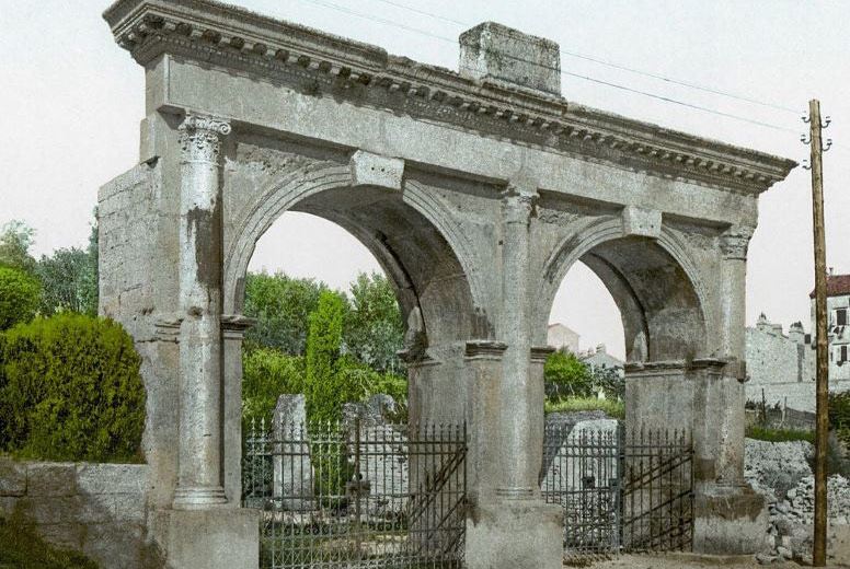 Ostaci pulskog vodovoda s dva luka.