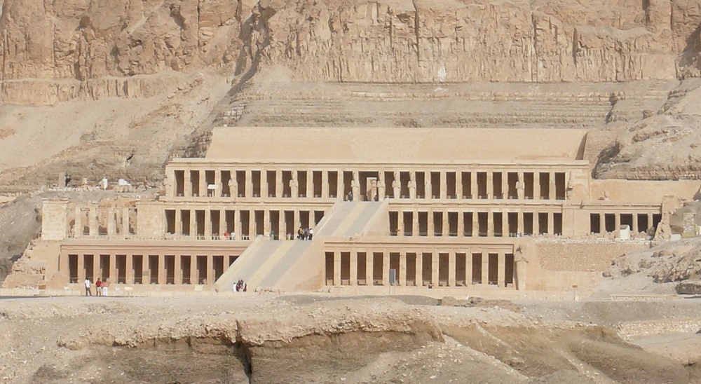 Hram izbliza