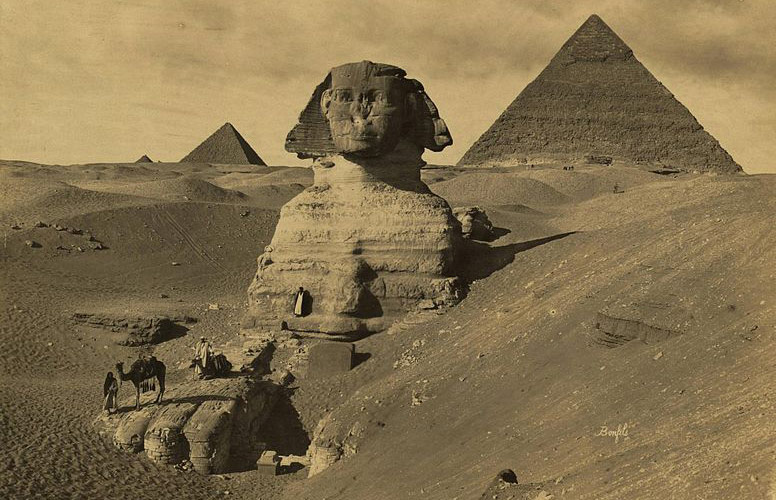 Na slici su prikazane piramide i sfinga.