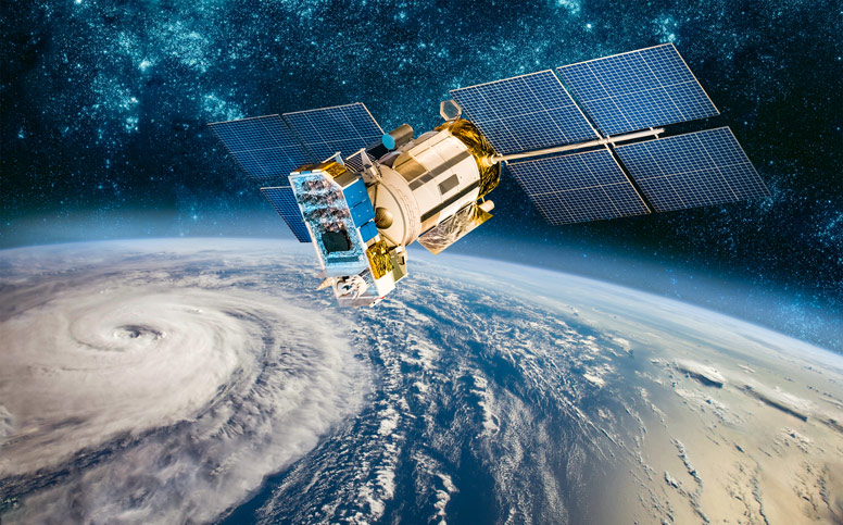 Satelit nalik robotu koji kruži iznad zemlje.