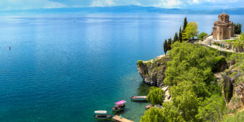 Velika mirna vodena površina iznad koje se na jednoj stijeni nalazi neki sakralni spomenik-kapelica
