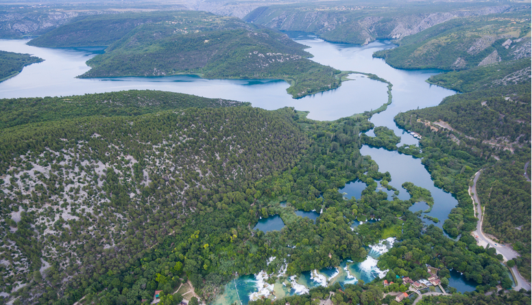 Snimka iz zraka, vidimo rijeku, slapove, jezero i zeleni krajolik koji ih okružuje