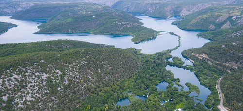 Snimka iz zraka, vidimo rijeku, slapove, jezero i zeleni krajolik koji ih okružuje