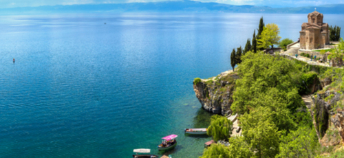Velika mirna vodena površina iznad koje se na jednoj stijeni nalazi neki sakralni spomenik-kapelica