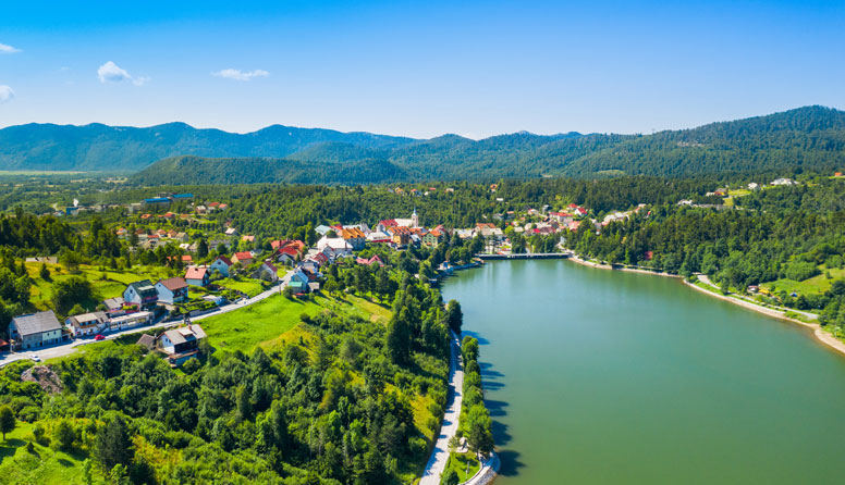 Fotografija prikazuje jezero Bajer.