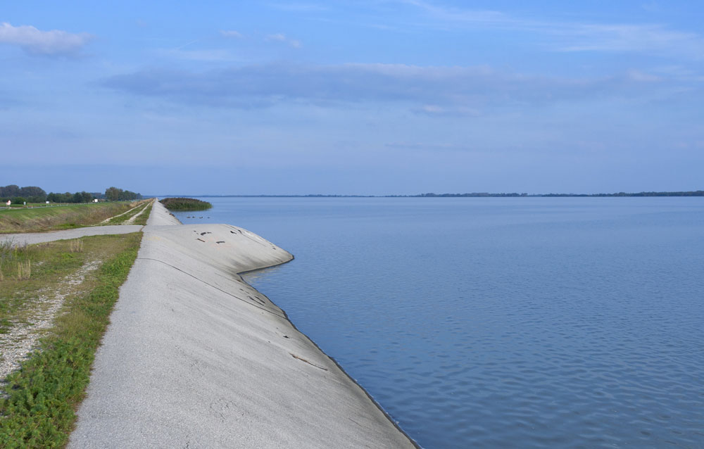 Slika prikazuje Dubravsko jezero.