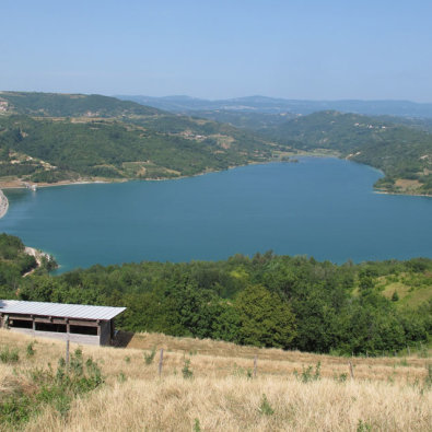 Slika prikazuje jezero Butoniga.