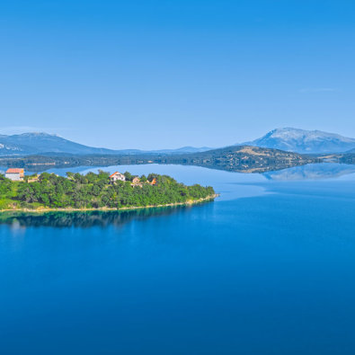Slika prikazuje Perućko jezero.