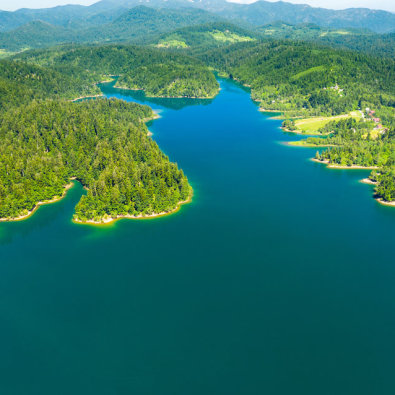 Slika prikazuje Lokvarsko jezero.