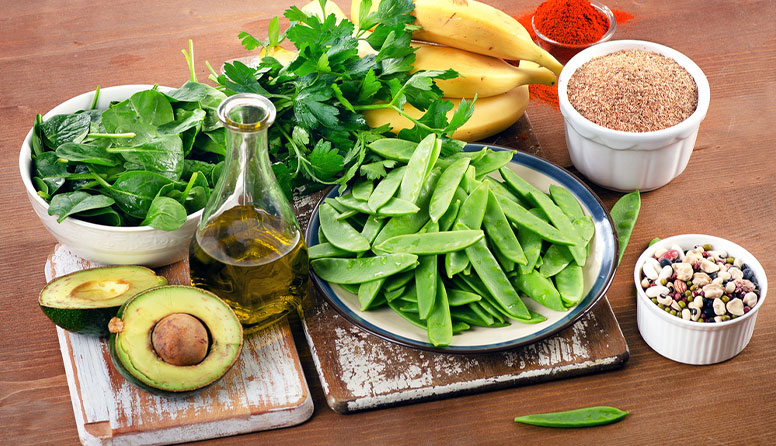 Fotografija prikazujemahune, banane, avokado, ulje, posudice sa sjemenkama.