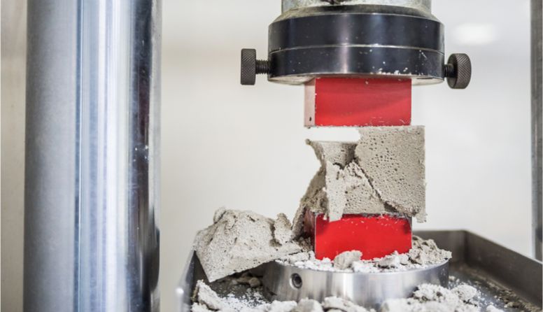 Fotografija prikazuje drobljenje nekog materijala. Fotografija predstavlja mehaničko svojstvo čvrstoće-pružanje otpora djelovanju sile. Čvrstoća nekog materijala je jednaka sili koja uzrokuje njegov lom.
