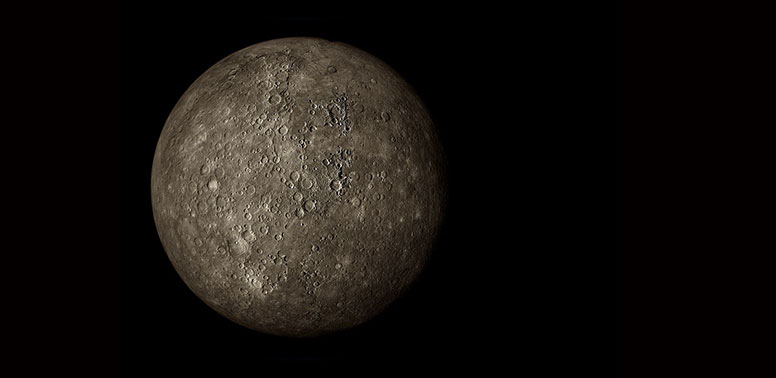 Fotografija prikazuje planet Merkur. Pozadina je crna, a planet je sive i smeđe boje. Ima kratere koji podsjećaju na mjesec.