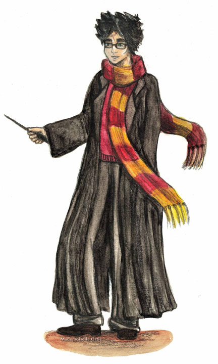 Čarobnjak Harry Potter u crnom ogrtaču i crveno-žutim šalom oko vrata. U desnoj ruci drži magični štapić.