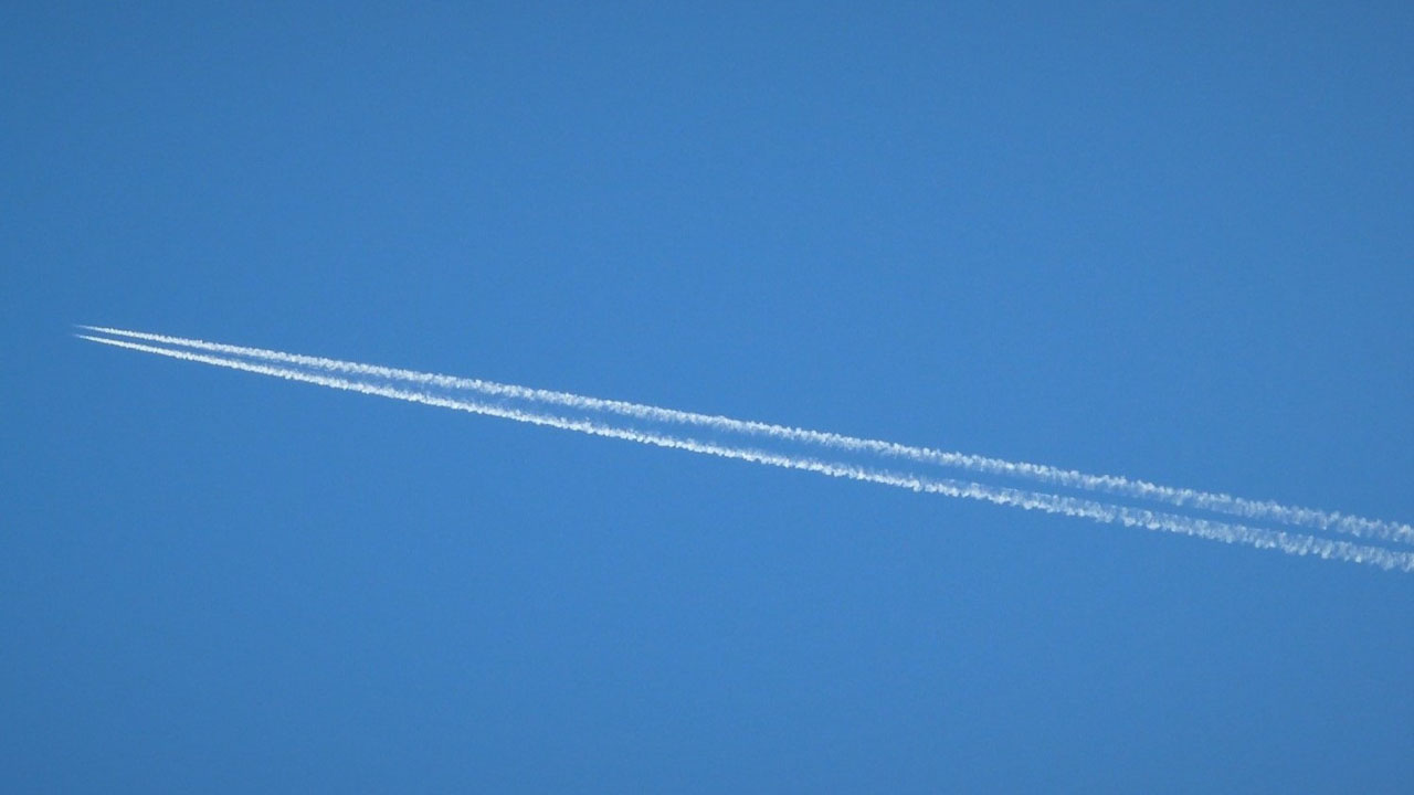 Avion koji ostavlja trag iza sebe po nebu.