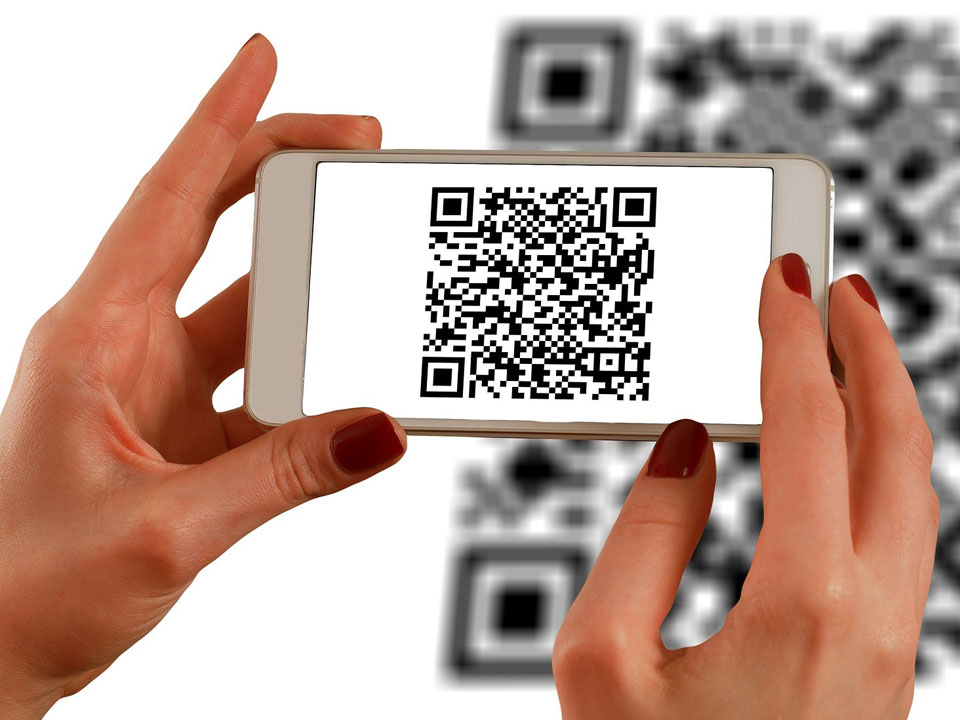 Pametni mobitel koji skenira kvadratni QR kod.