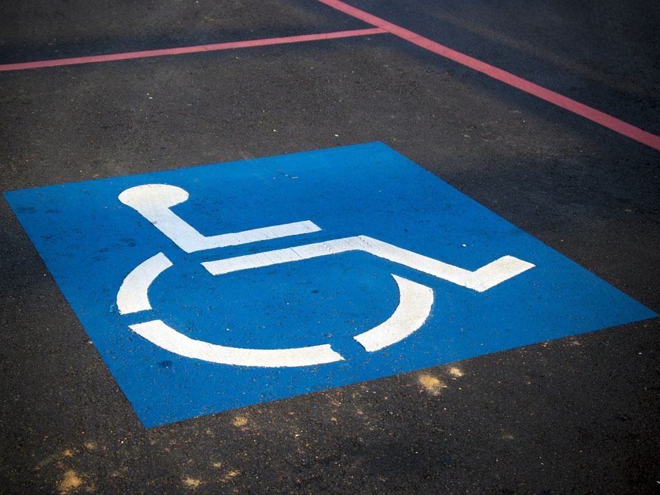 Kvadratni znak za parking mjesto osoba s invaliditetom.