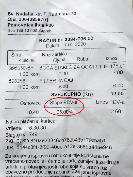 Račun iz dućana. Navedene su cijene artikala i ispod toga je crvenom bojom zaokružena stopa PDV-a koja iznosi 25%.