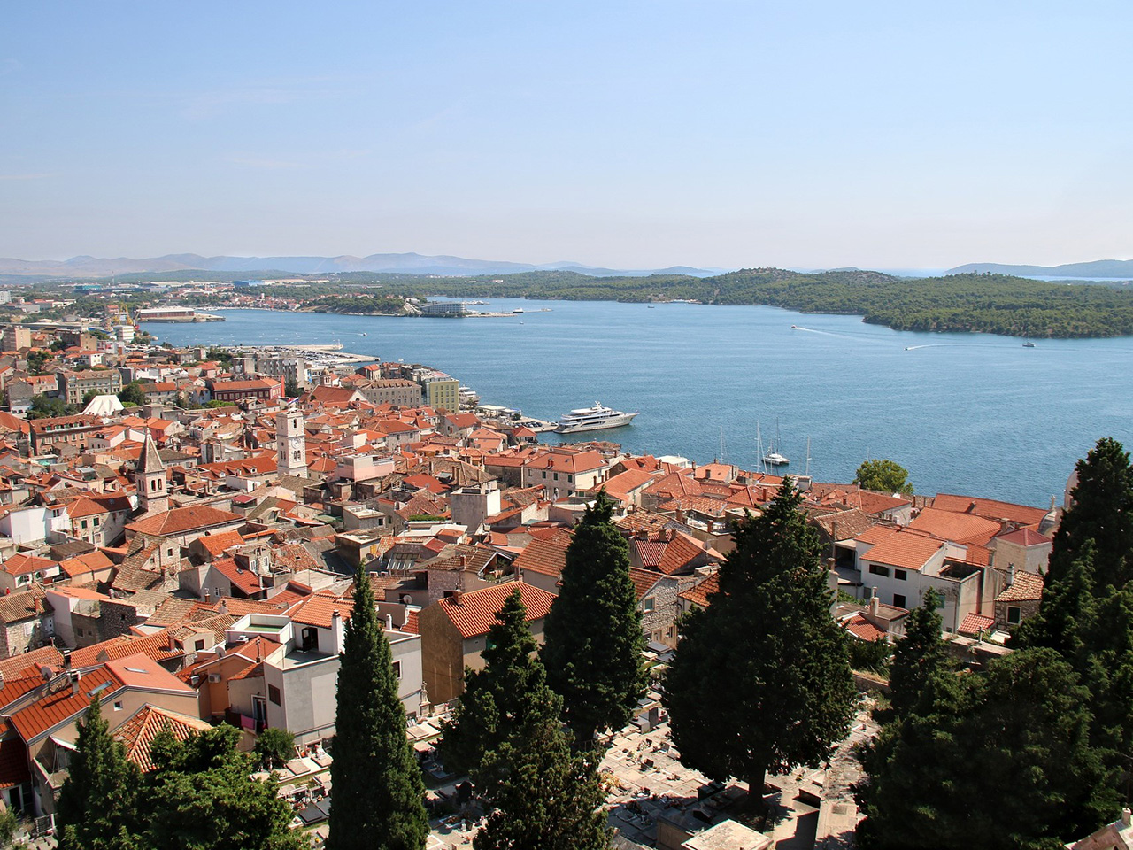 Panoramski pogled na Šibenski kanal.