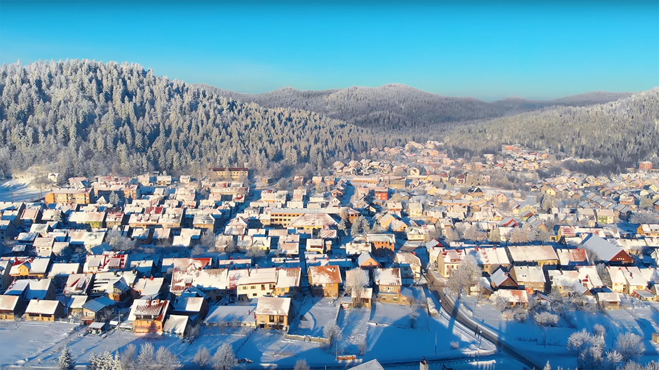 Panorama Delnica prekrivenih snijegom.