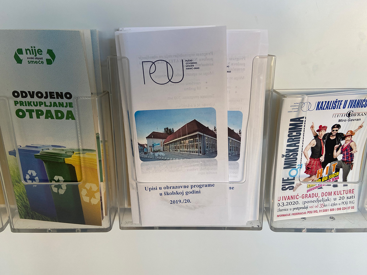 Razni letci - za sortiranje otpada, upis na pučko otvoreno učilište i za kazališnu predstavu.