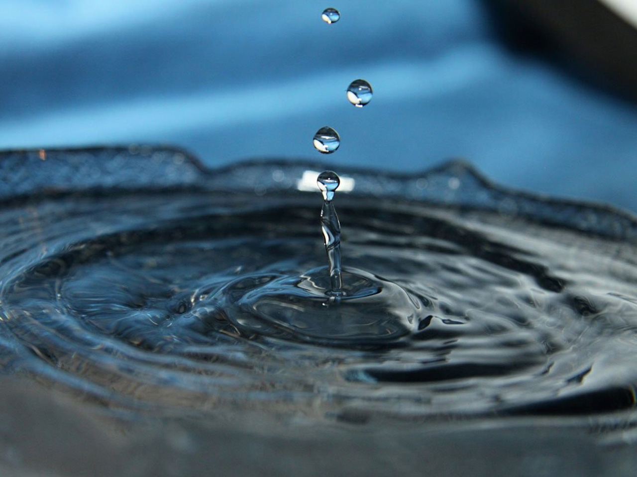 Ripple efekt na površini vode. 