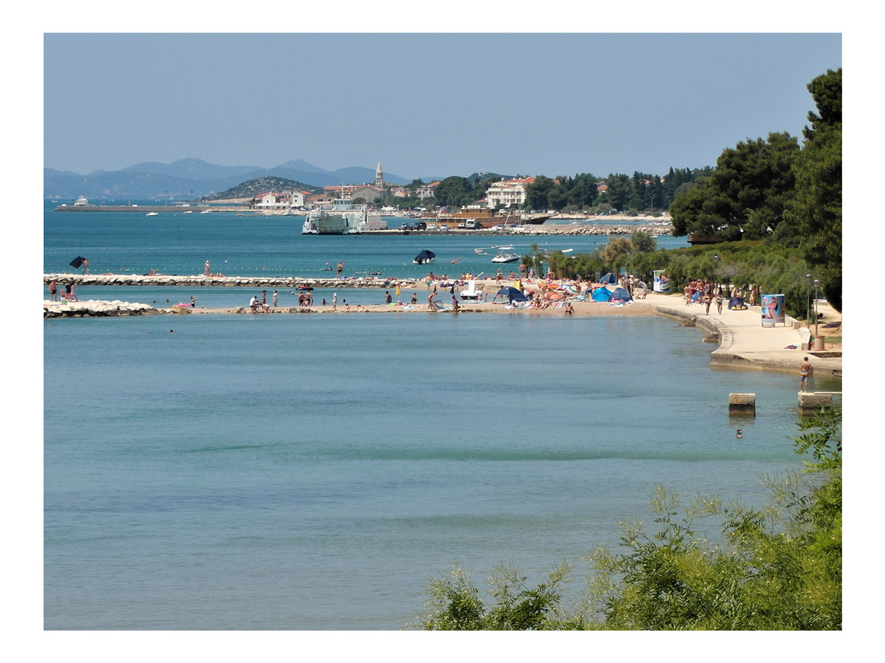 Plaža s kupačima u Svetom Filipu i Jakovu. 