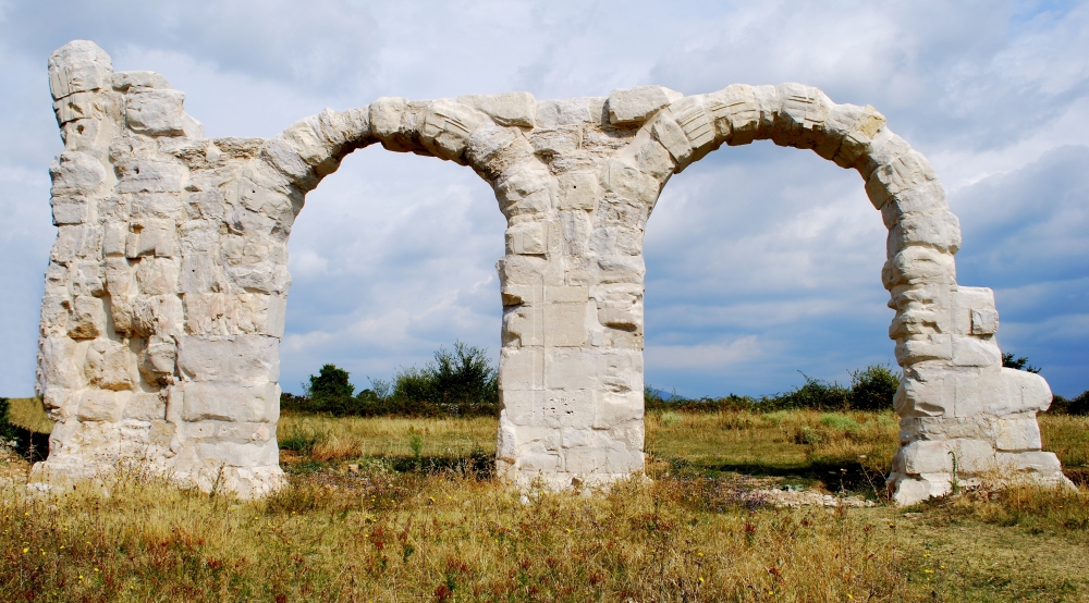 Ova slika prikazuje ostatke lukova na lokalitetu Burnum