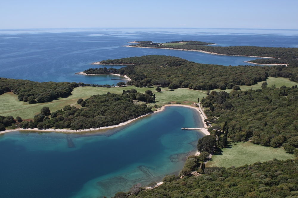 Ova slika prikazuje pogled iz zraka na Brijune.