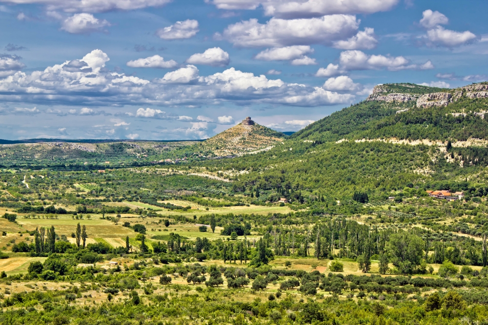 Ova slika prikazuje panoramski pogled s antičkog lokaliteta Varvaria blizu Bribira