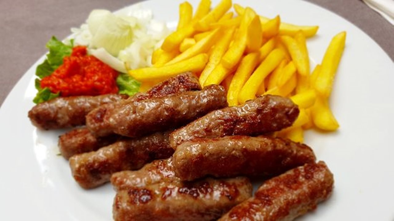 Na slici su prikazani ćevapi s krumpirićima.