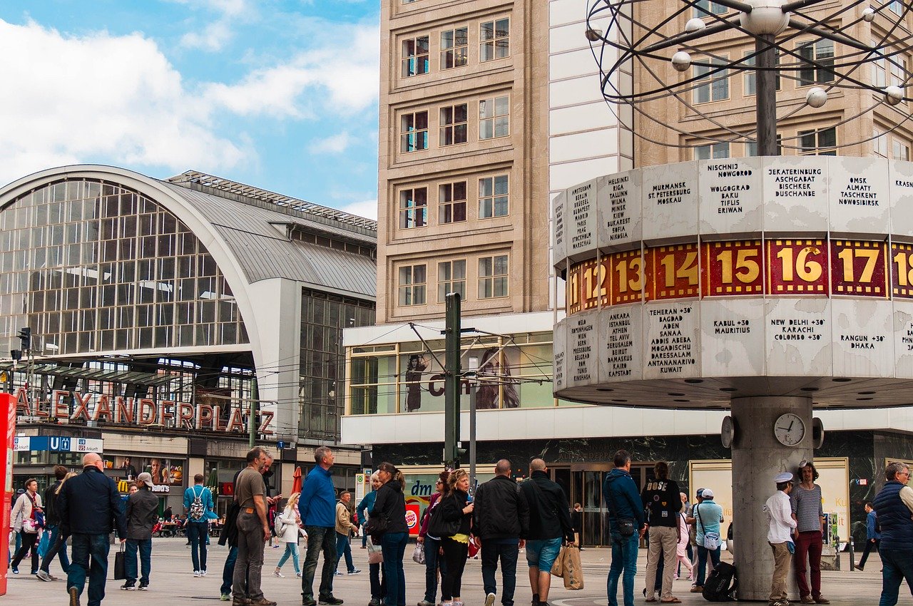 Na slici je prikazan trg Alexanderplatz u Berlinu.