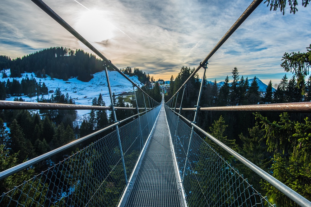 Slika prikazuje prirodnu ljepotu šetnje po visinskom mostu Raiffeisen Skywalk.