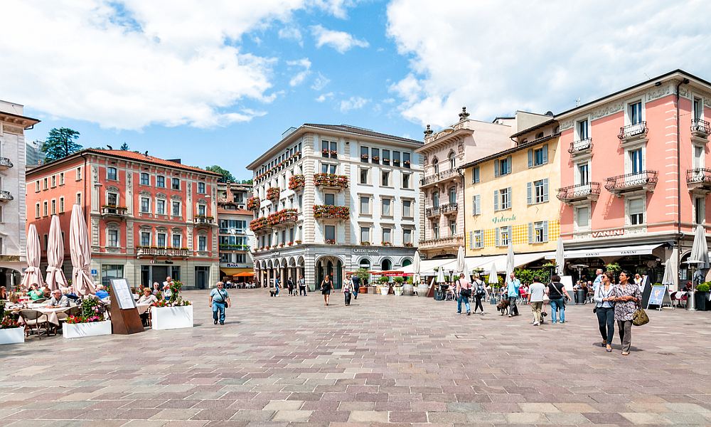 Slika prikazuje trg Piazza della Roforma u Luganu.