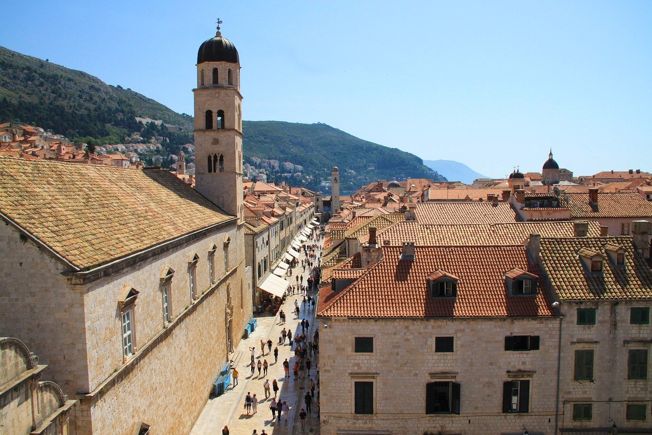 Na slici je prikazana glavna ulica u Dubrovniku Stradun.