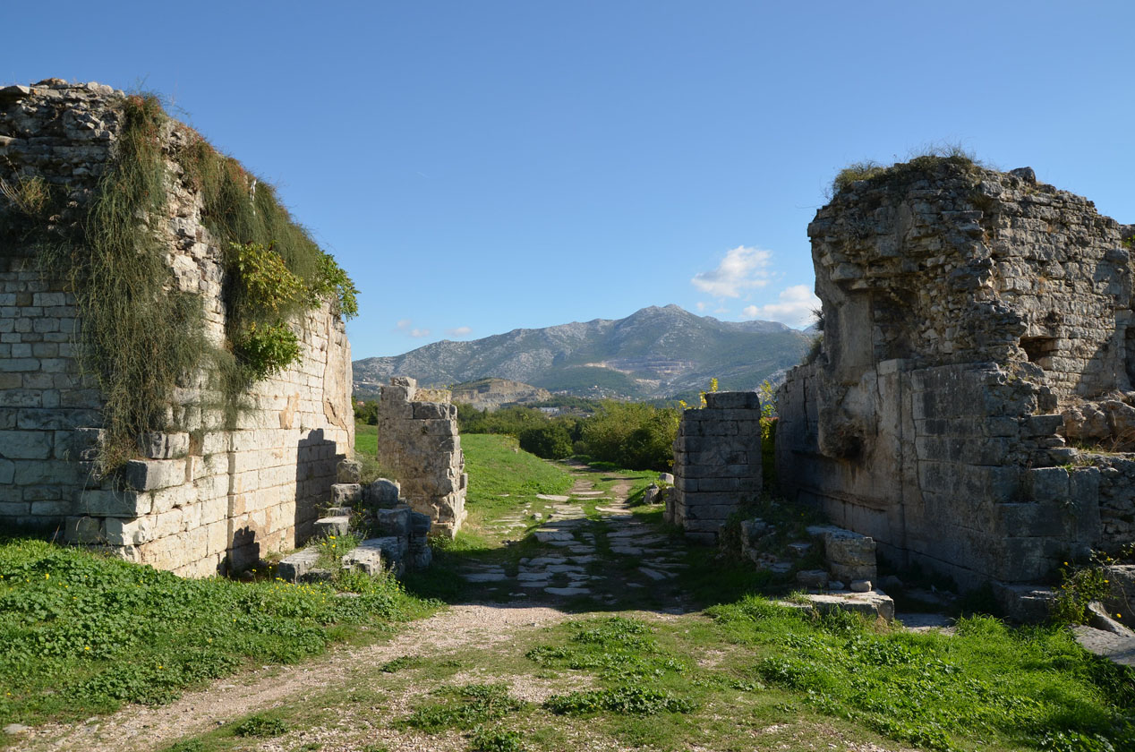 Ova slika prikazuje ulaz nazvan Porta Caesarea, izgrađen u vrijeme Augusta.