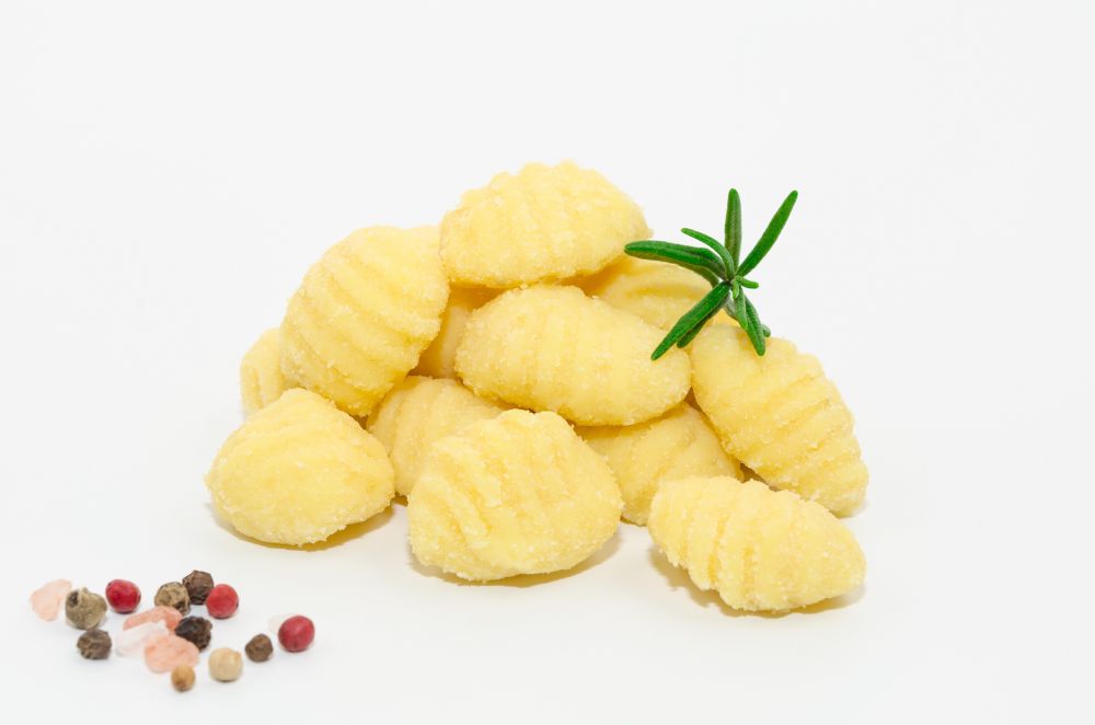 Slika prikazuje talijansko jelo – gnocchi.