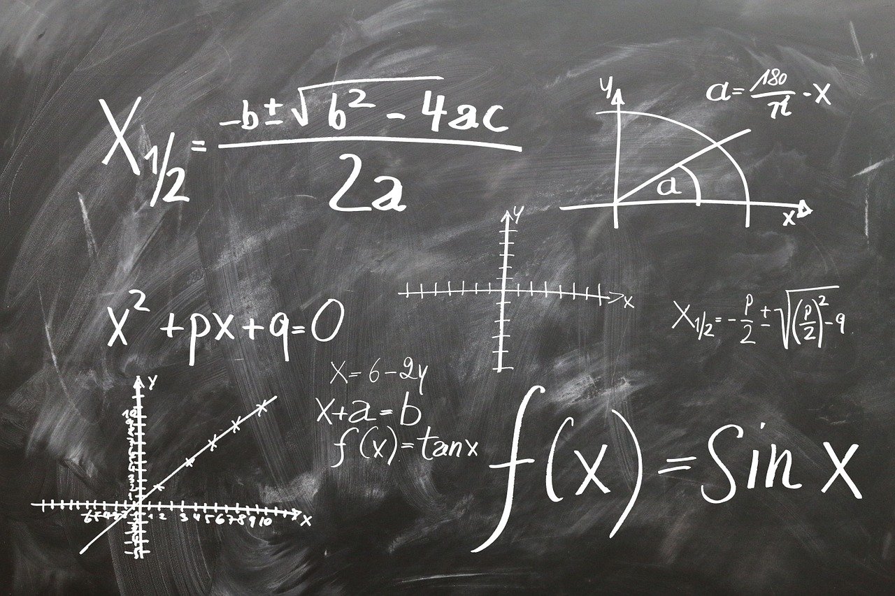 Slika prikazuje matematičke formule na crnoj ploči.